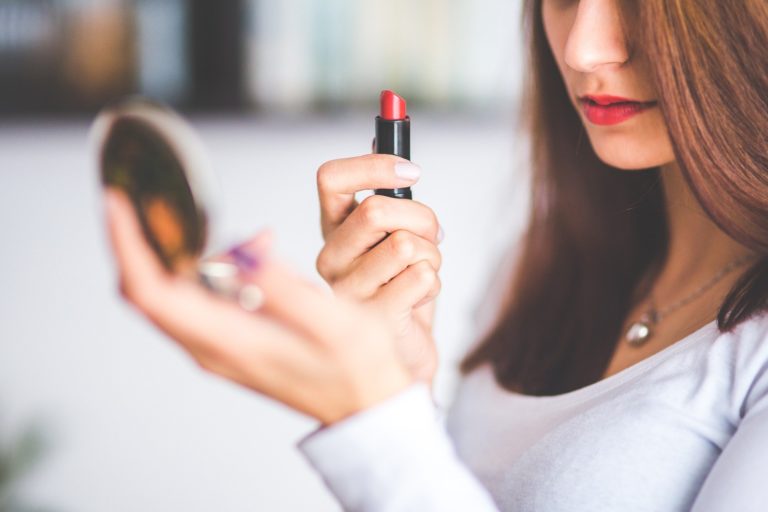 Make-Up fürs Bewerbungsfoto: Ideen, Tipps & Fehler Make-Up fürs Bewerbungsfoto: Ideen, Tipps & Fehler
