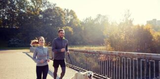 Hobbys im Lebenslauf: Angeben oder nicht? Zwei Menschen laufen mit dem Hund, was sind Hobbys im Lebenslauf?