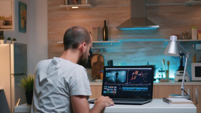 Ein Mann arbeitet Zuhause, was sind Home Office Gadgets?