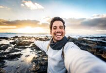 Influencer sein: Mehr als nur ein Hobby – ein umfassender Ratgeber Influencer präsentiert sich in der Natur