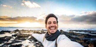 Influencer sein: Mehr als nur ein Hobby – ein umfassender Ratgeber Influencer präsentiert sich in der Natur