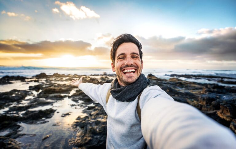 Influencer präsentiert sich in der Natur