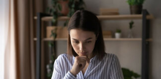 Ausbildungsvertrag prüfen: Was muss drinstehen? Eine junge Frau hält ihren Ausbildungsvertrag in den Händen und schaut ihn sich prüfend an.